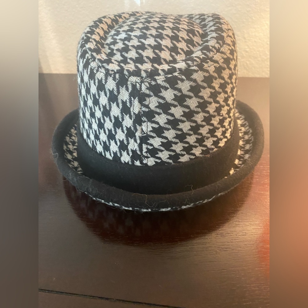 Woman’s Hat - Picture 4 of 7